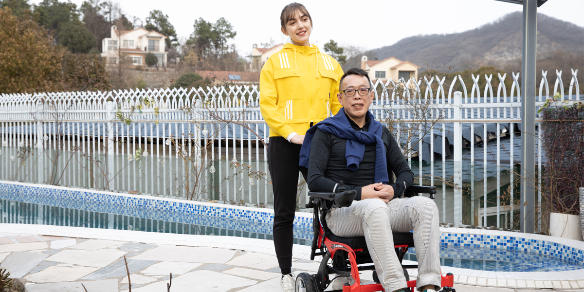 Kursi roda listrik tua